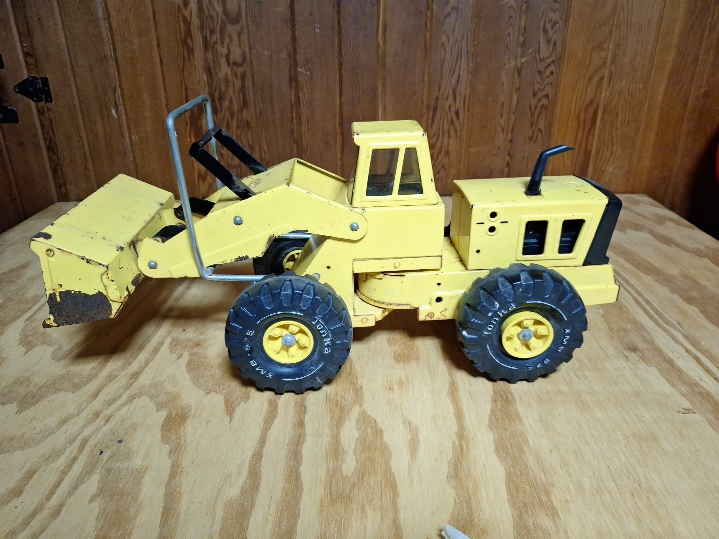 Vintage 1970’s Mighty TONKA XMB-975 Pressed Steel Front End Loader Works Great