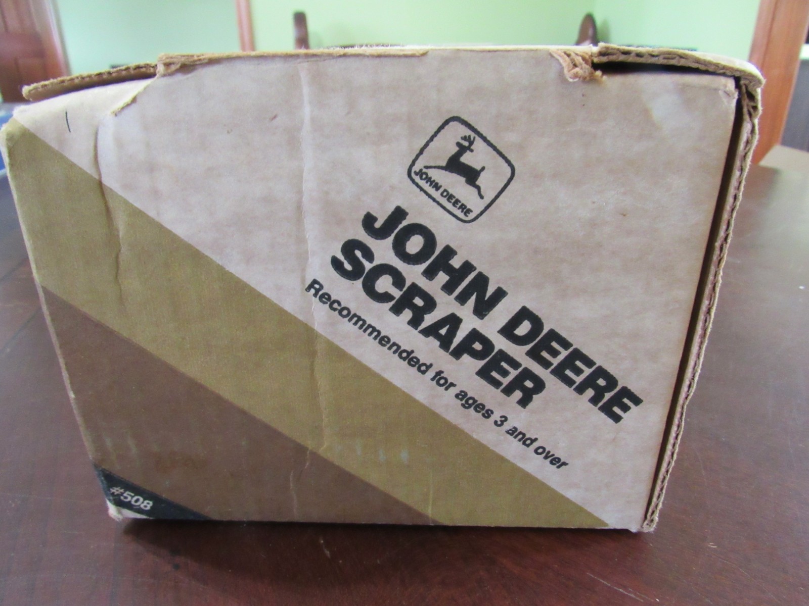 VINTAGE ERTL 1/16 JOHN DEERE #508 SCRAPPER – NIB – NEVER DISPLAYED