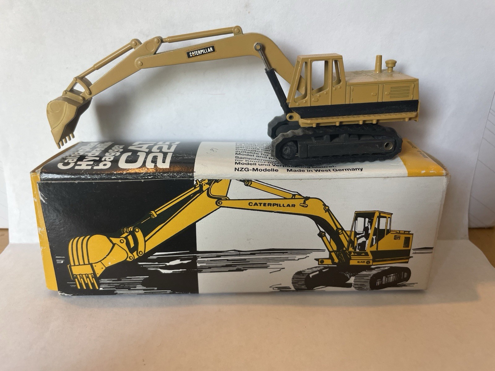 NZG CAT 225 EXCAVATOR CATERPILLAR HYDRAULIK BAGGER MADE IN WEST GERMANY