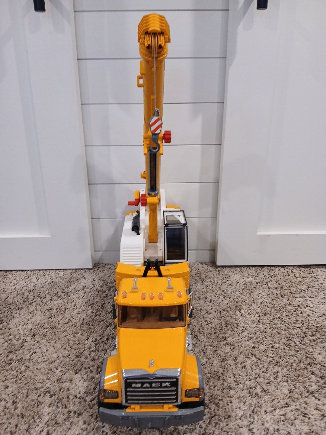 Mack Granite Liebherr Crane Truck 26″ w/ Crane Hook and Rope Bruder 2818