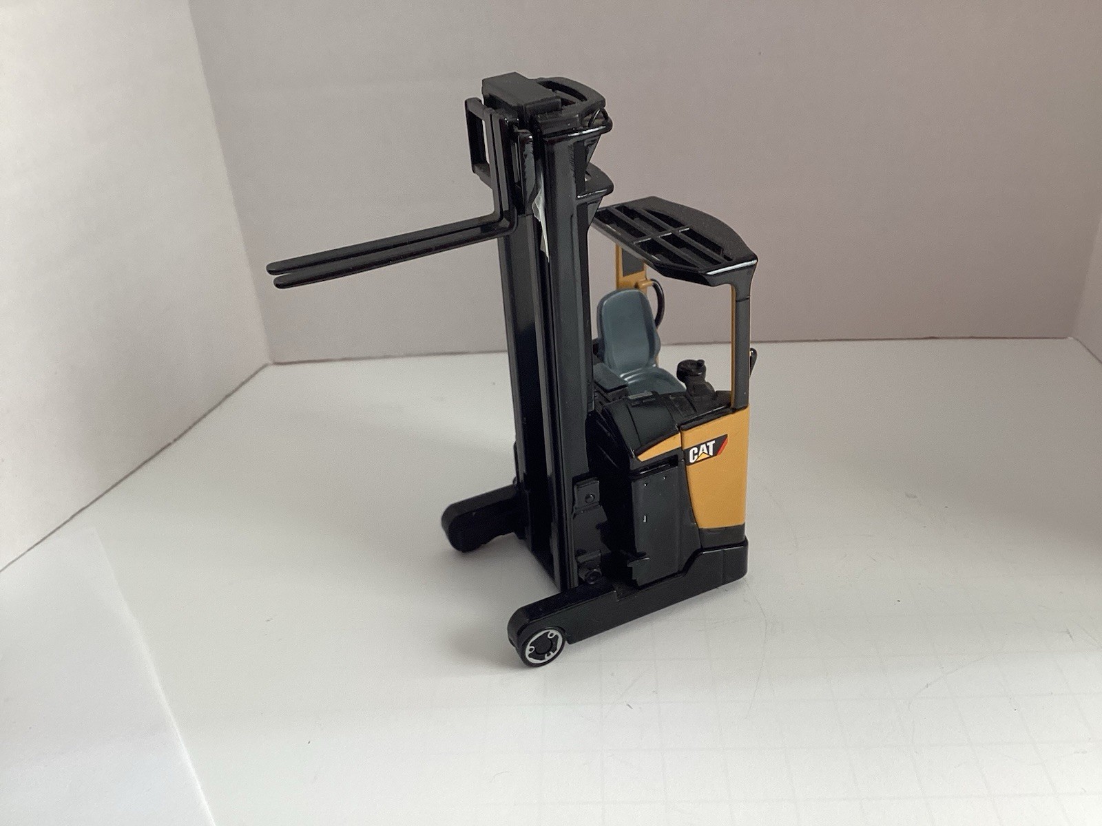 Norscot 1:25 Forklift Truck Die cast Adult Collectible Cat