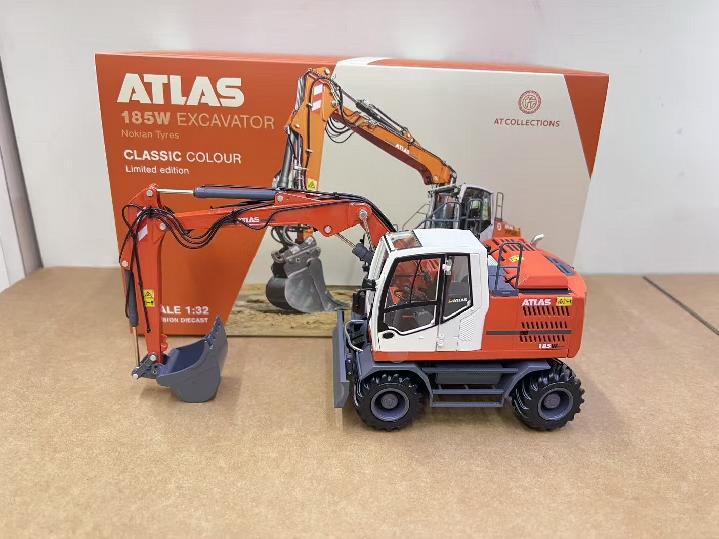 AT Collections 1/32 Scale ATLAS 185W Wheel Excavator Classic DieCast Model