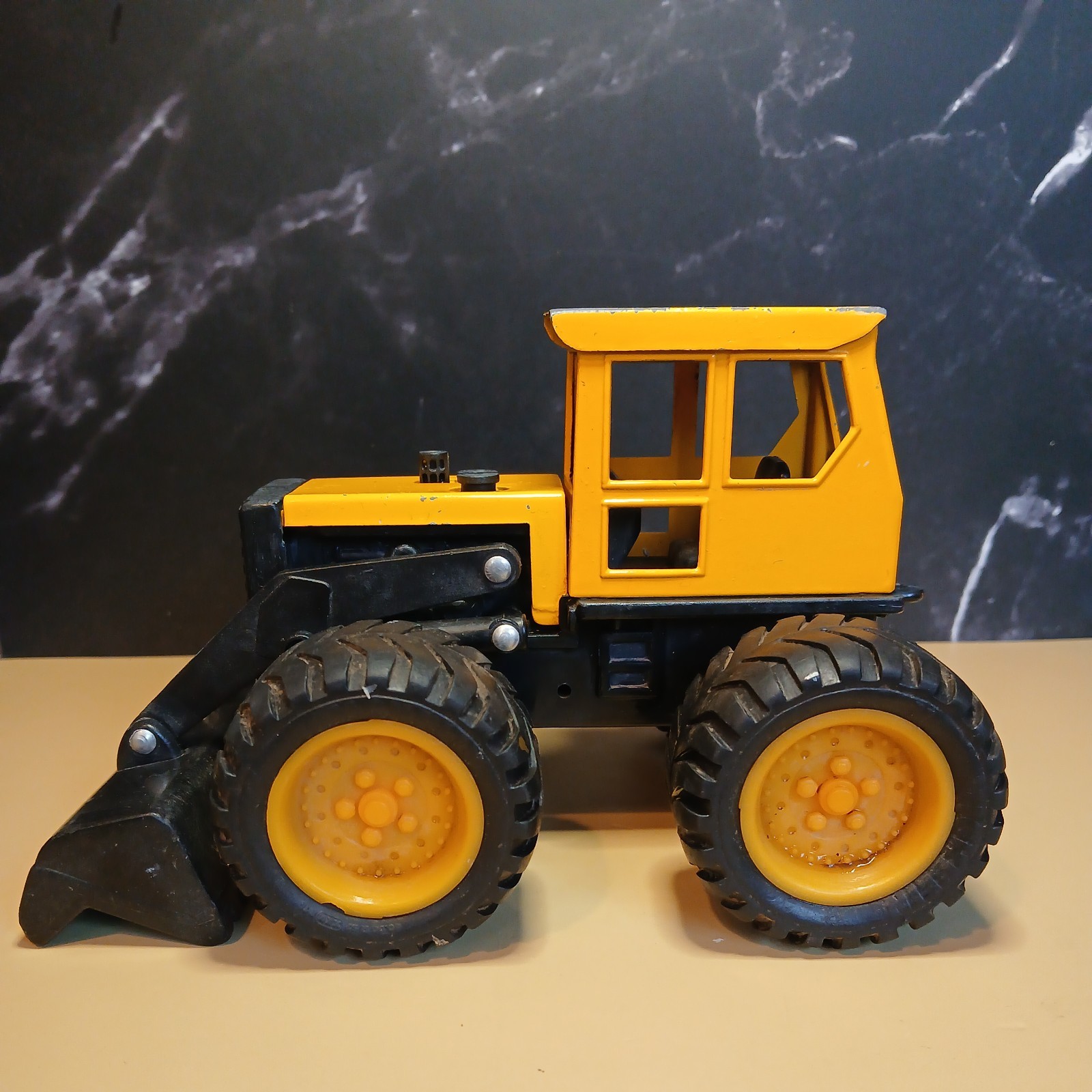 NuTOYZ Vintage 1998 Big Fork Lift Truck