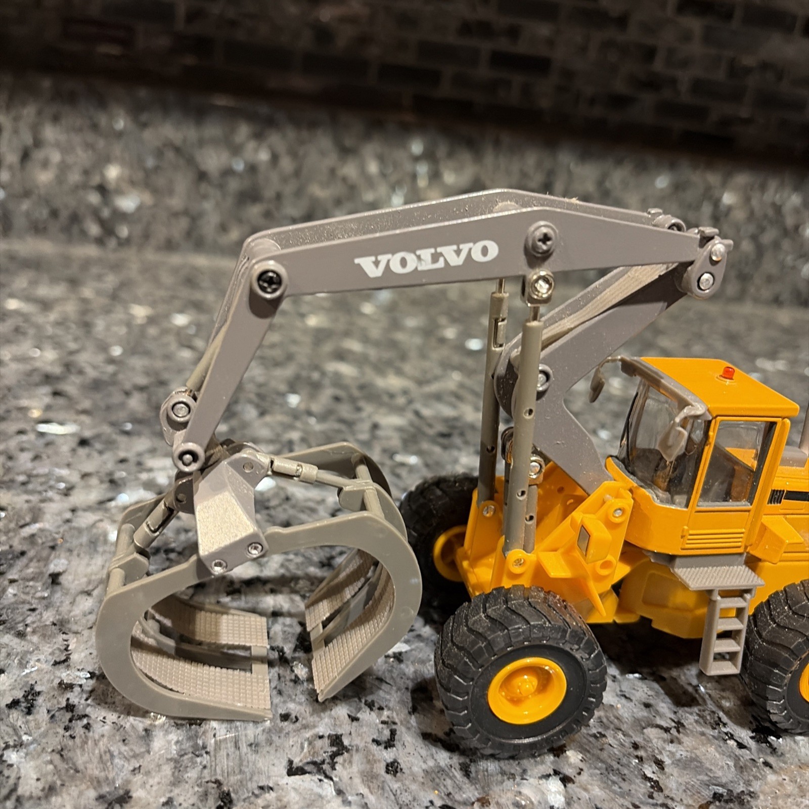 Volvo L180C 1:50 Scale High Lift Log Loader Diecast Metal And Plastic