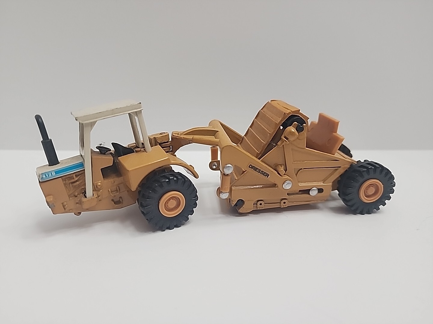 ERTL 1:64 Mighty Movers 4128 Dresser Scraper #1855