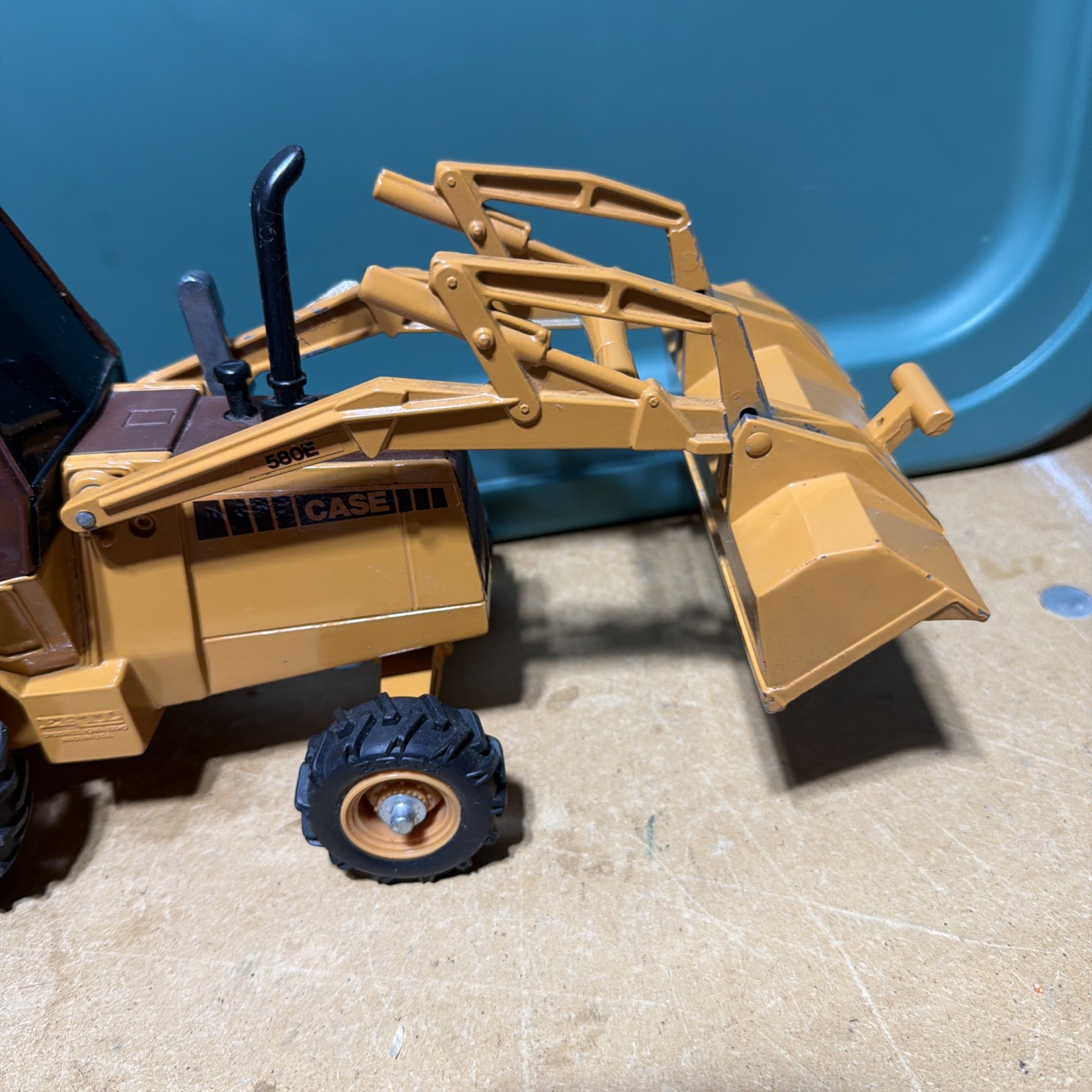 ERTL Case 580E Construction King Loader Backhoe 1/16 Diecast Tractor USA