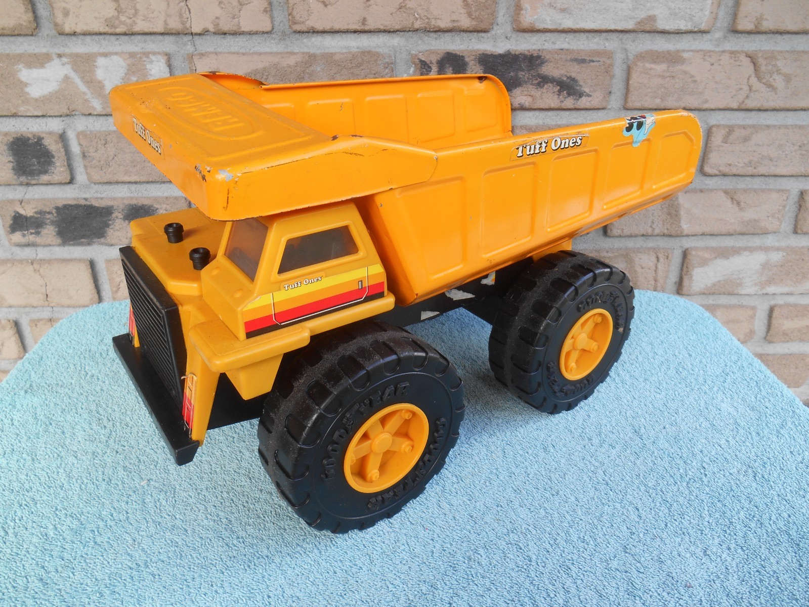 VINTAGE 1998 ROAD CHAMPS REMCO TUFF ONES LARGE METAL DUMP TRUCK. 9″ TALL.