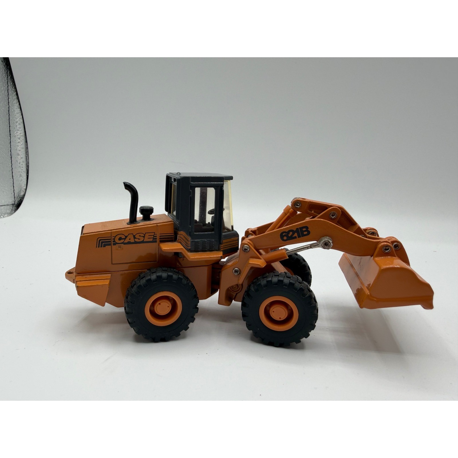 Ertl Case 621B Wheel Loader Diecast 1/64 Scale Construction Toy Orange 2157GX