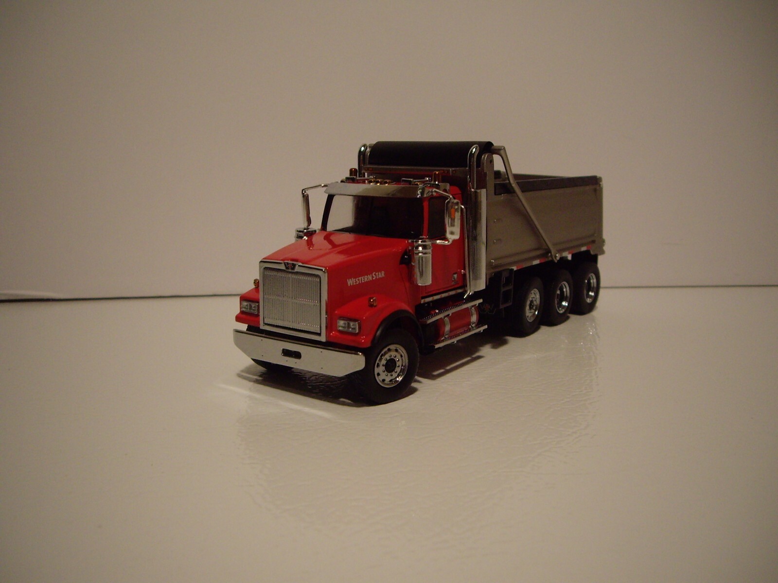 DIECAST MASTER 1/50 RED CAB WESTERN STAR 4900 SF TRI-AXLE DUMP TRUCK FIRST GEAR