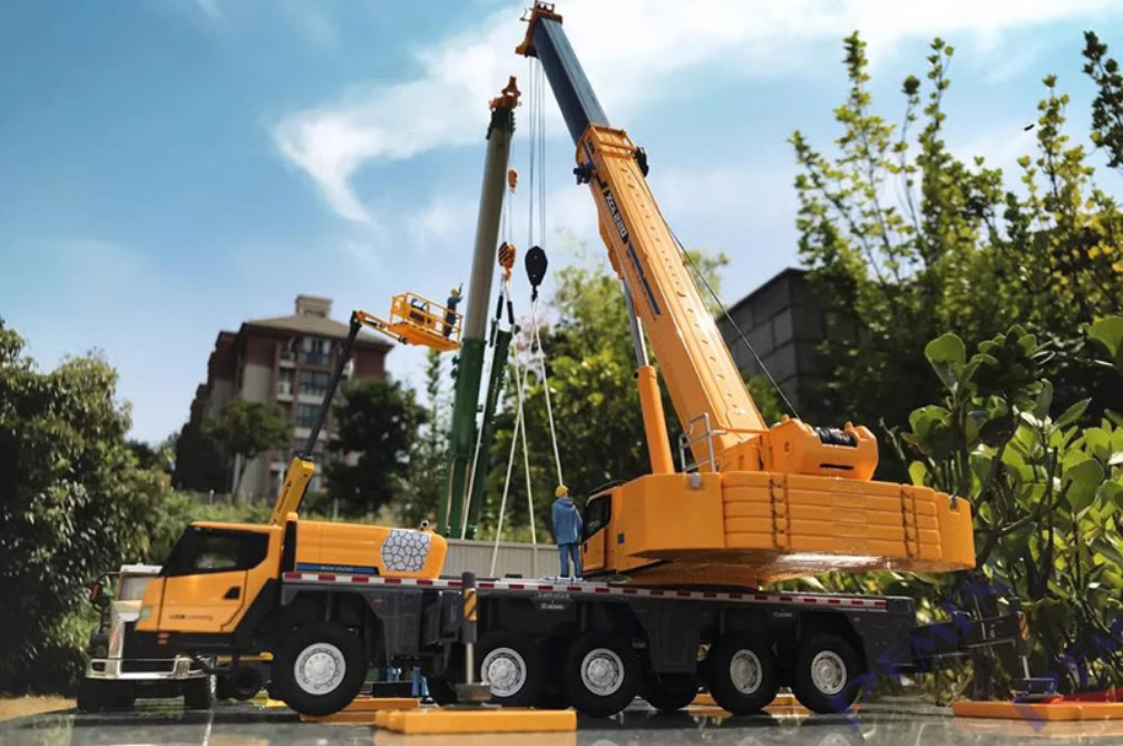 XCMG 1:50 XCA220 All Terrain Crane Construction Machine Vehicle Diecast Model
