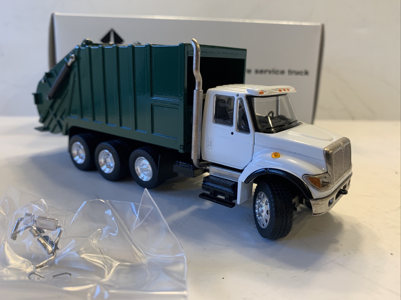 CONRAD NZG INTERNATIONAL 7000 GARBAGE TRUCK 1/50 SCALE DIECAST GREEN & WHITE
