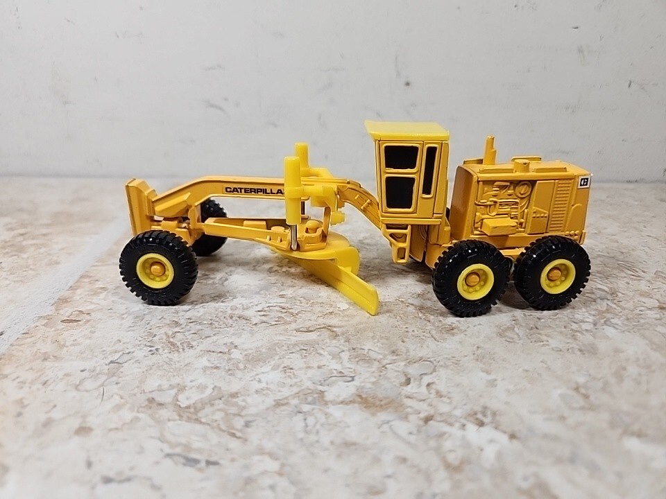Vintage Ertl Mighty Movers Caterpillar Road Grader 6″ Die-Cast Pre-owned