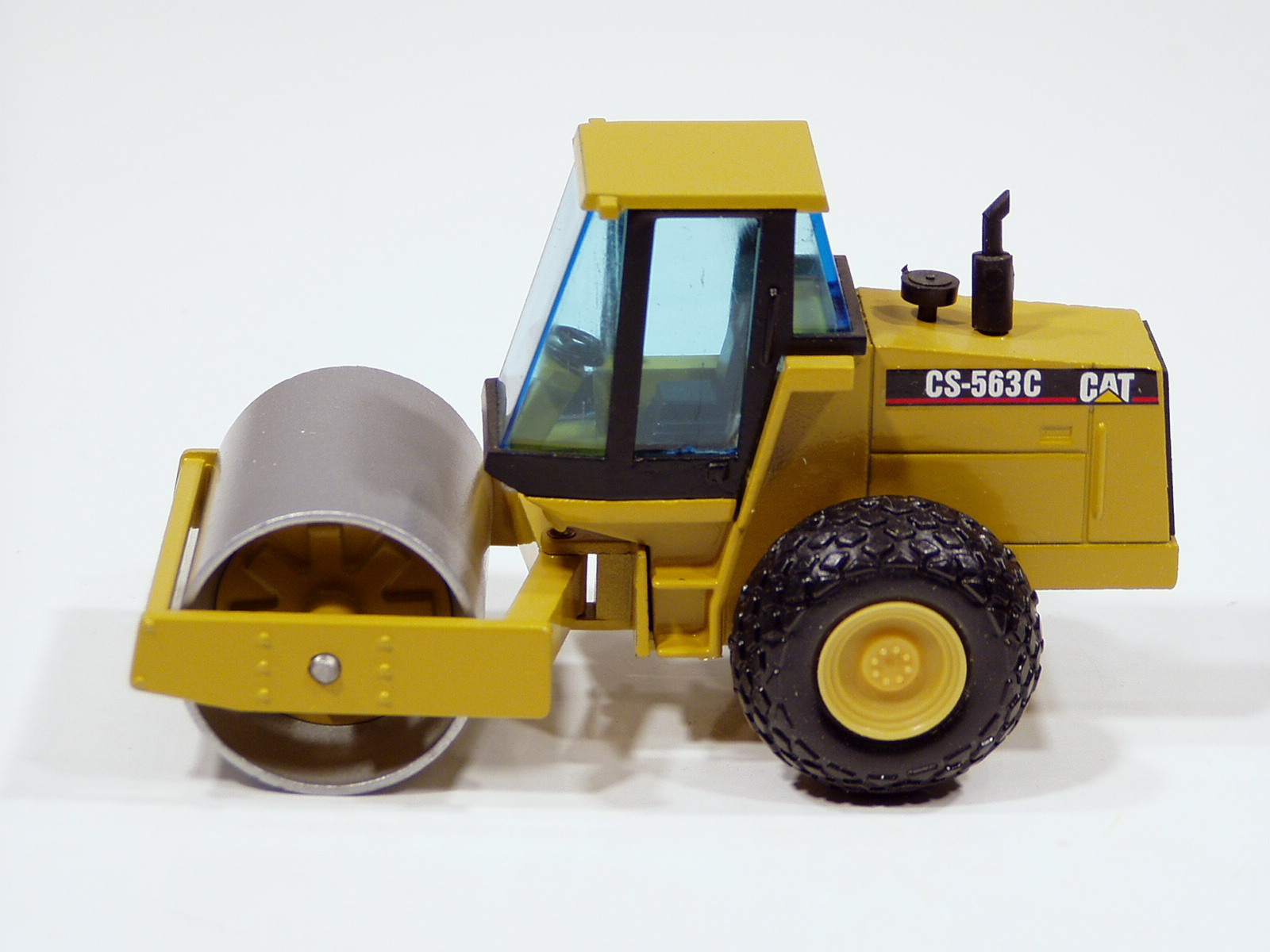 Caterpillar CS563C Roller, Cab – “LAUNCH EDITION” -1/50 – NZG #401.1 – MIB
