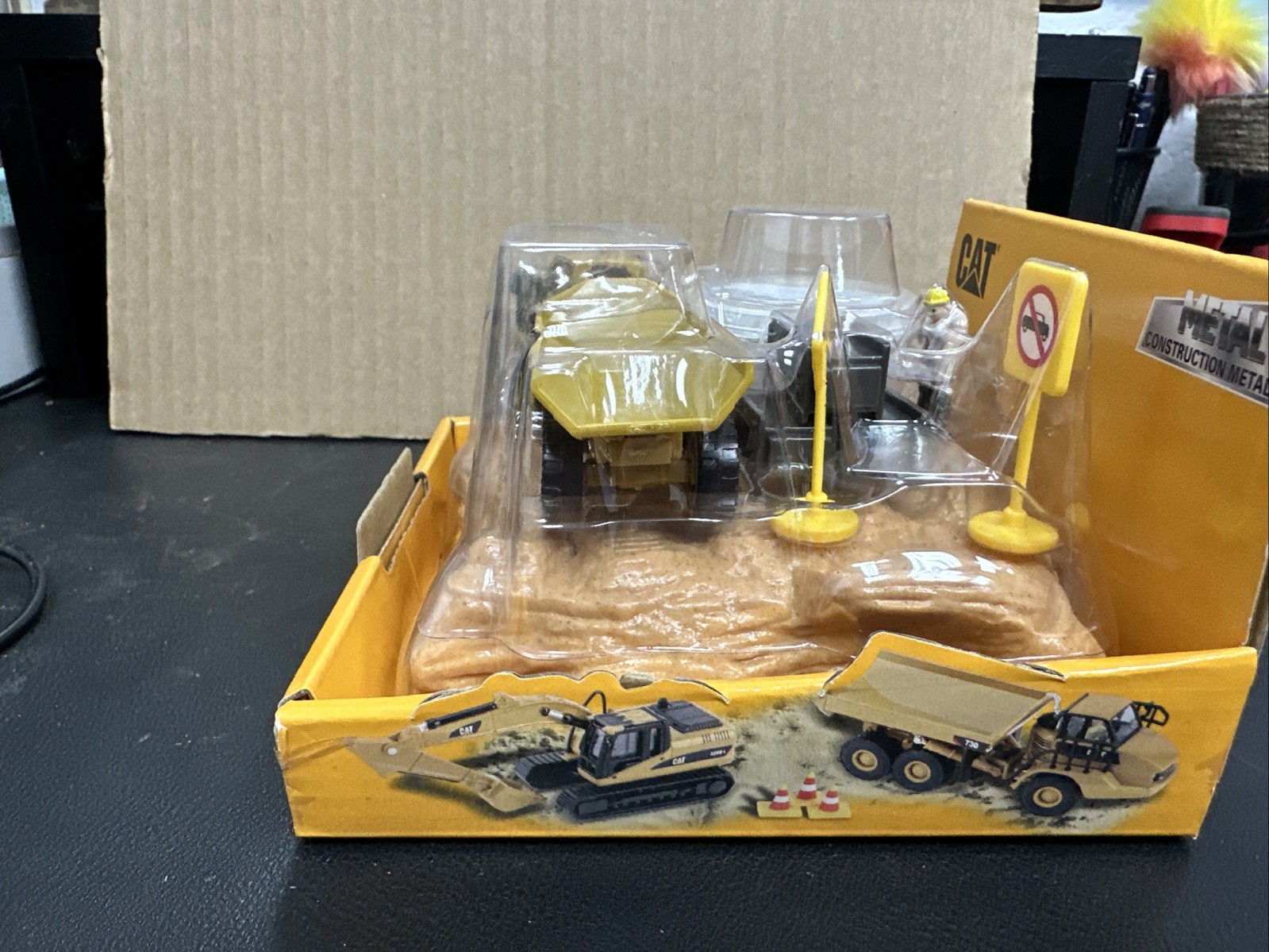 Diecast Masters CAT 730 Articulated Truck 1:87 HO Scale