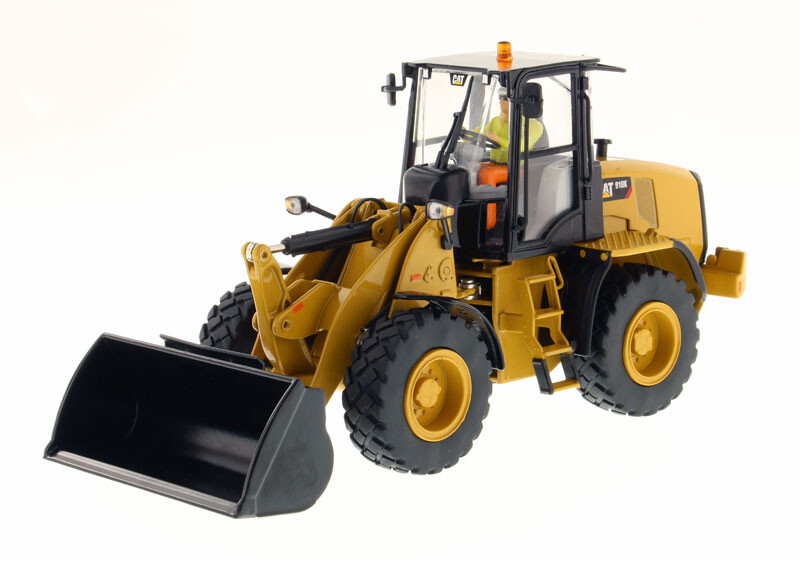 DIECAST MASTERS – CATERPILLAR 910K on tires with figure and u…