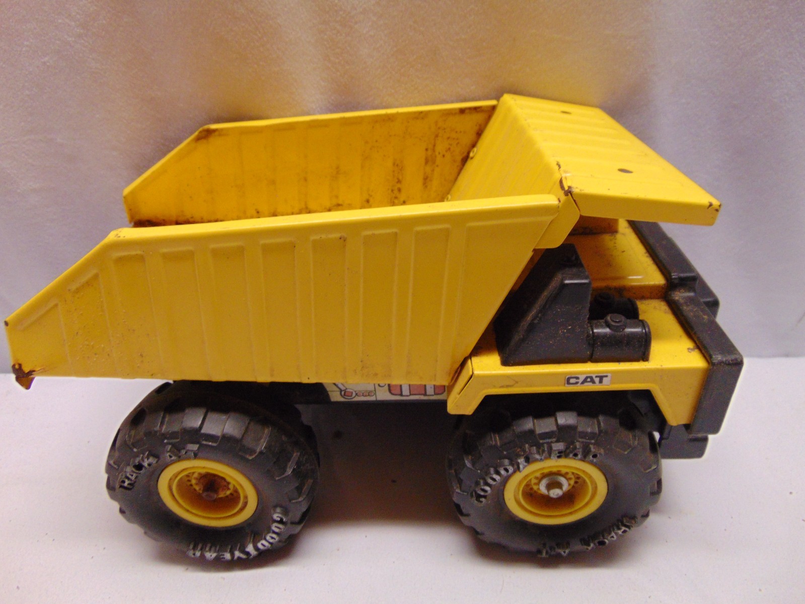 1986 Remco Caterpillar yellow press steel Dump Truck movable bed 10″ x 5.5″ x 6″