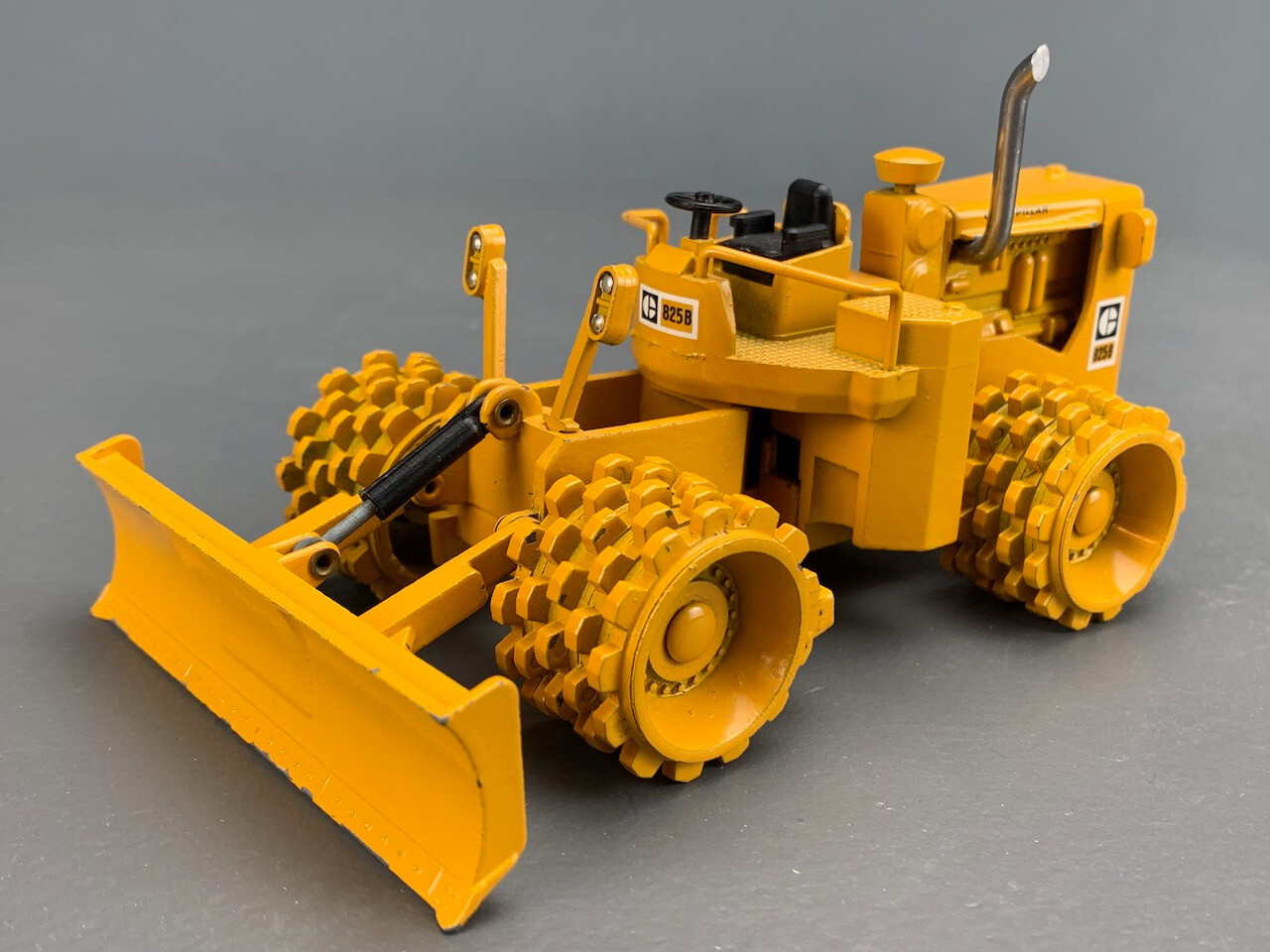 Vintage 1/50 NZG Diecast Caterpillar 825B Compactor D0855