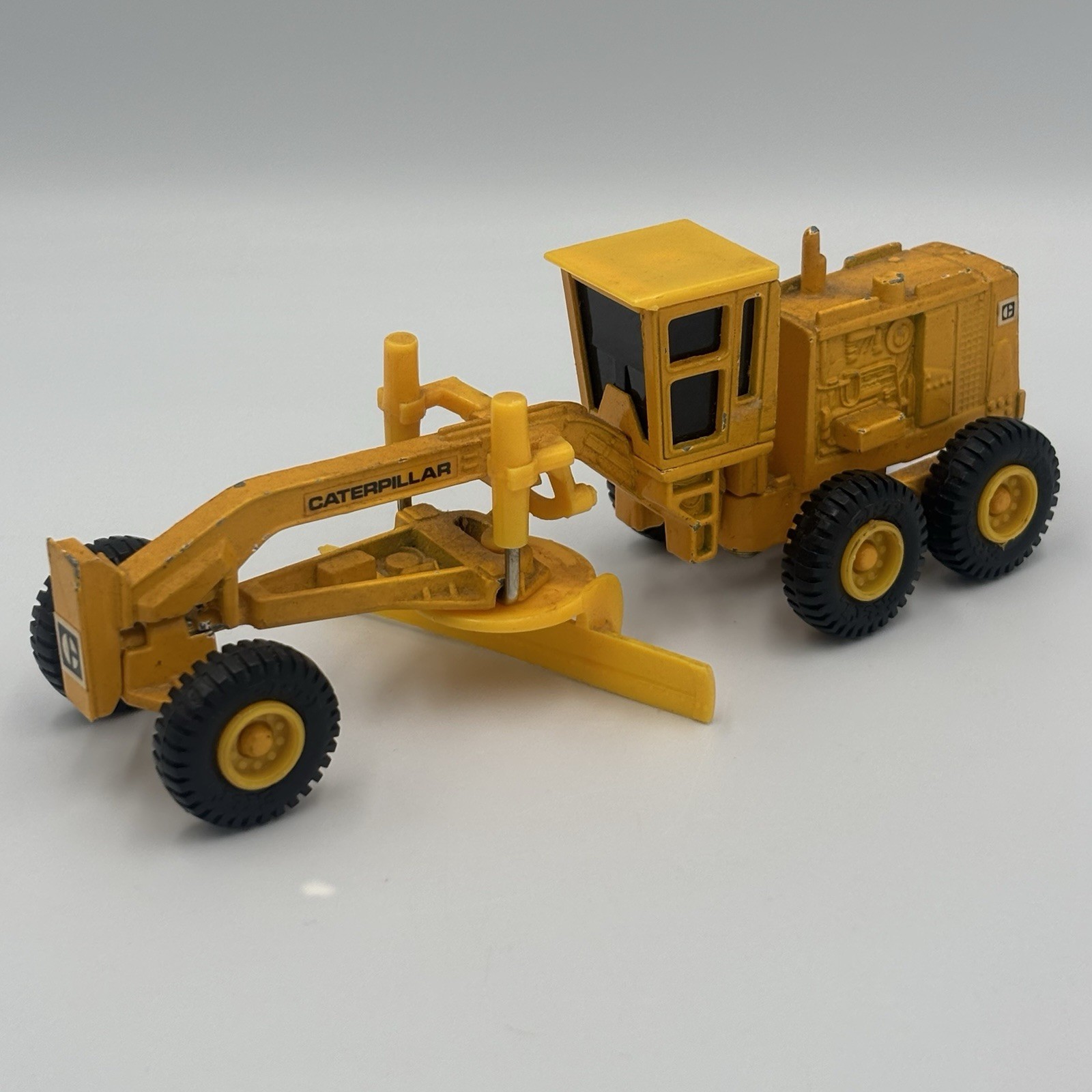 Vintage Ertl Mighty Movers Caterpillar Road Grader 6″ Die-Cast Pre-owned