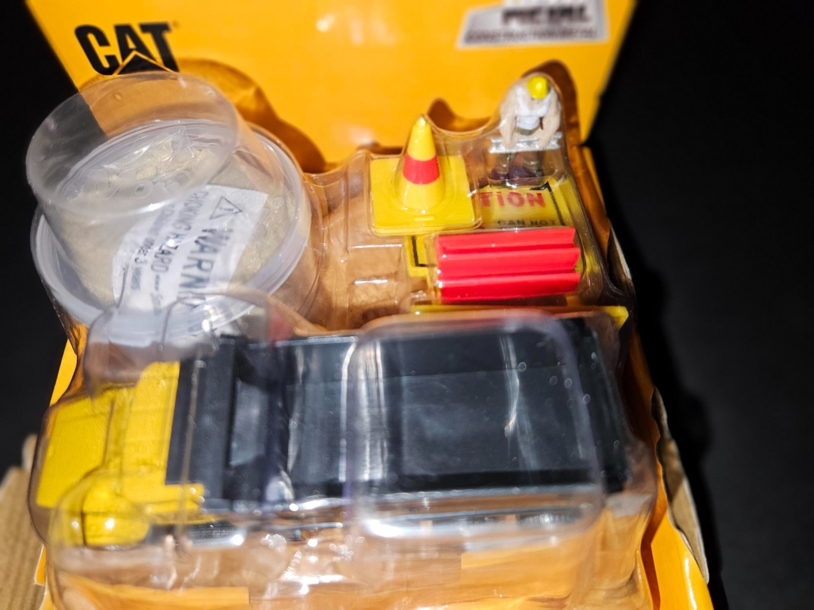 HO SCALE CAT DUMP TRUCK CONSTRUCTION SET, NEW, SEE PHOTOS