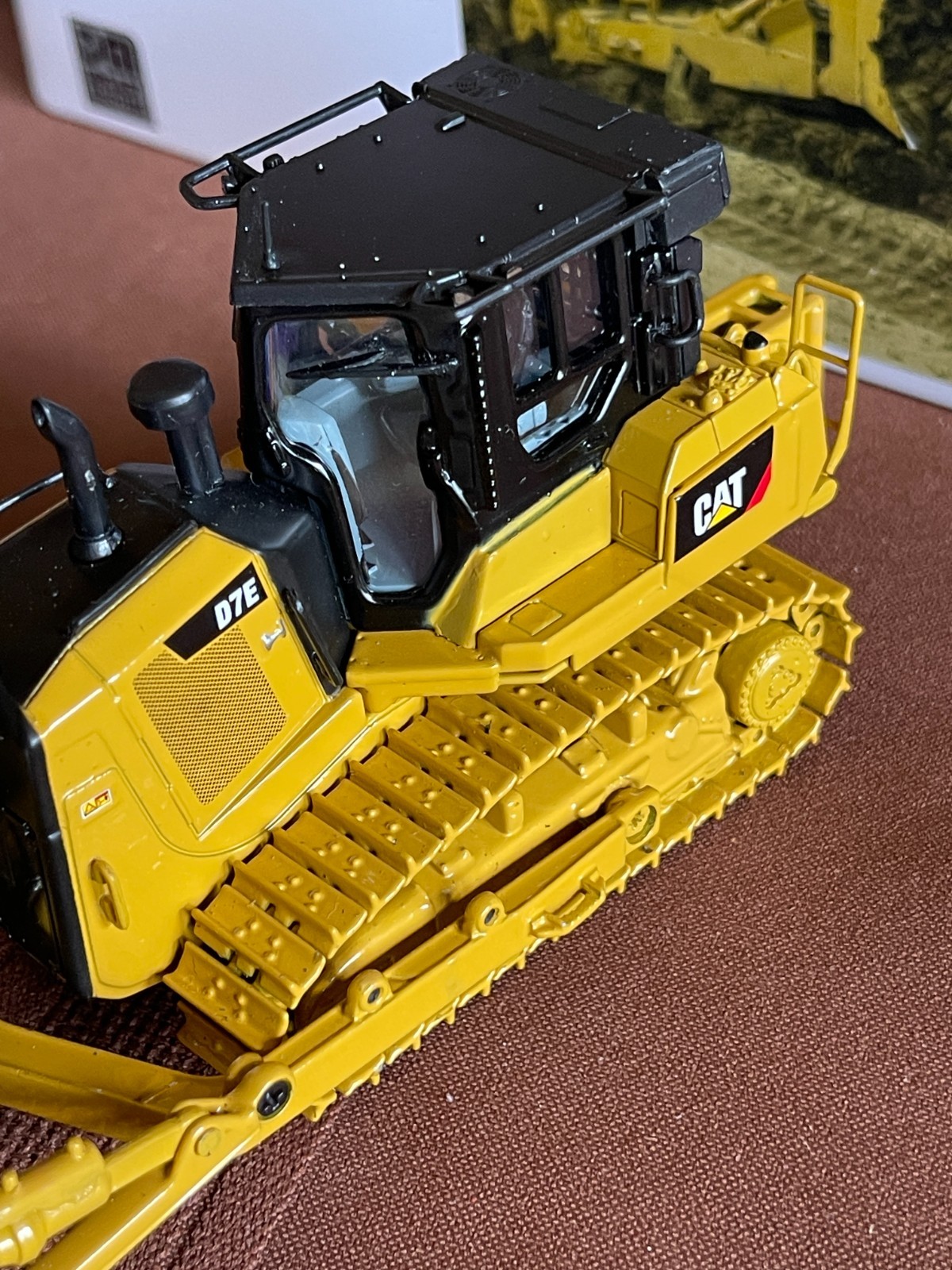 DM Cat D7E Track-Type Tractor Pipeline Configuration Diecast Master 85555 1:50