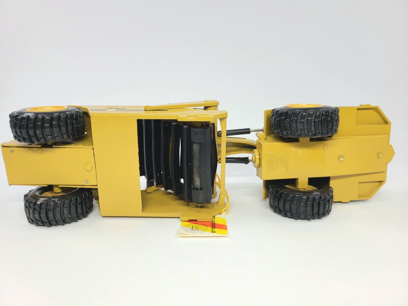 Caterpillar Cat 615 Elevating Scraper – NZG 1:50 Scale Model #260 – No Box