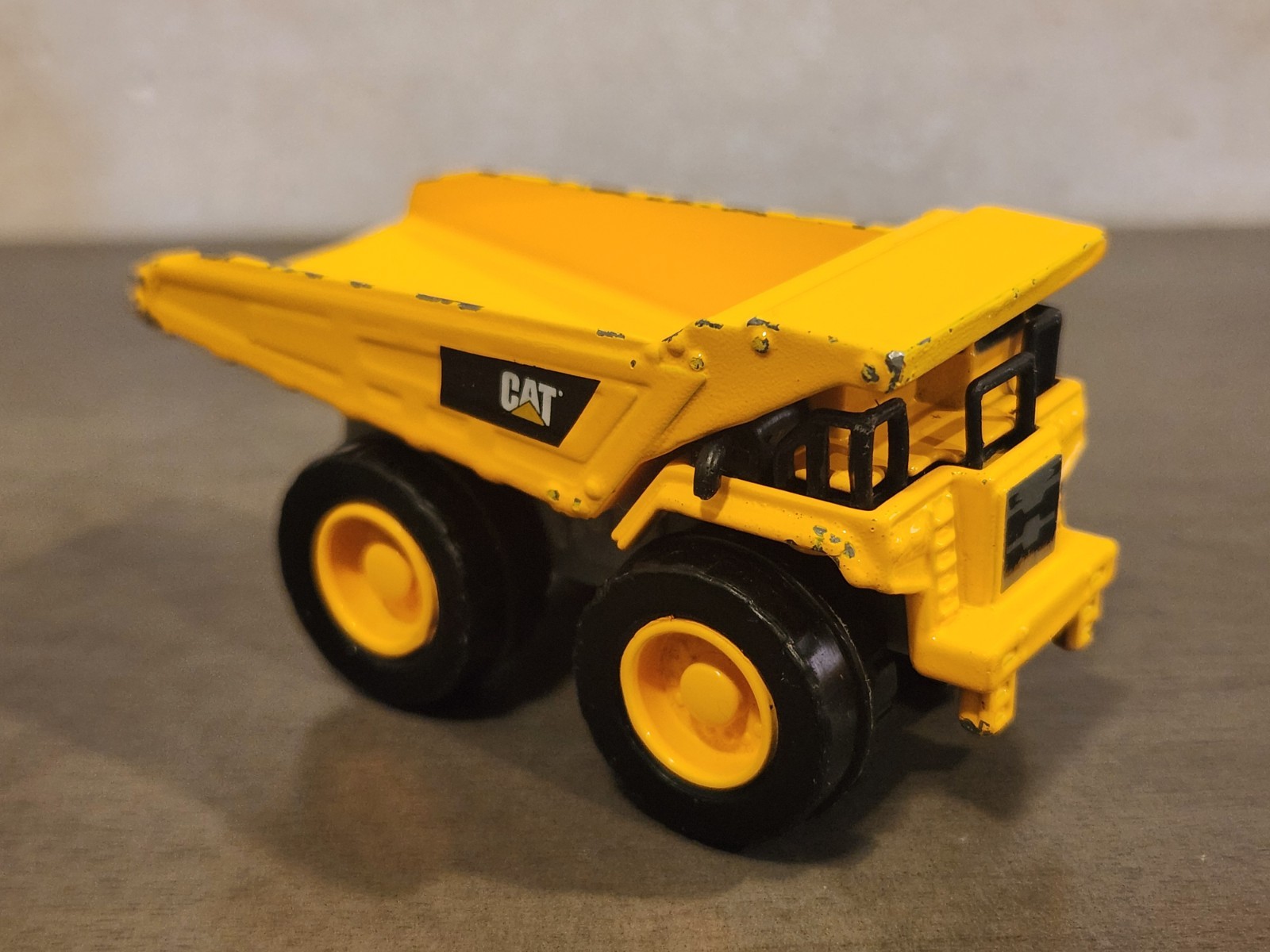 Caterpillar Cat 1:55 Scale Diecast Yellow Dump Truck Funrise 2019 82255 SEE DESC