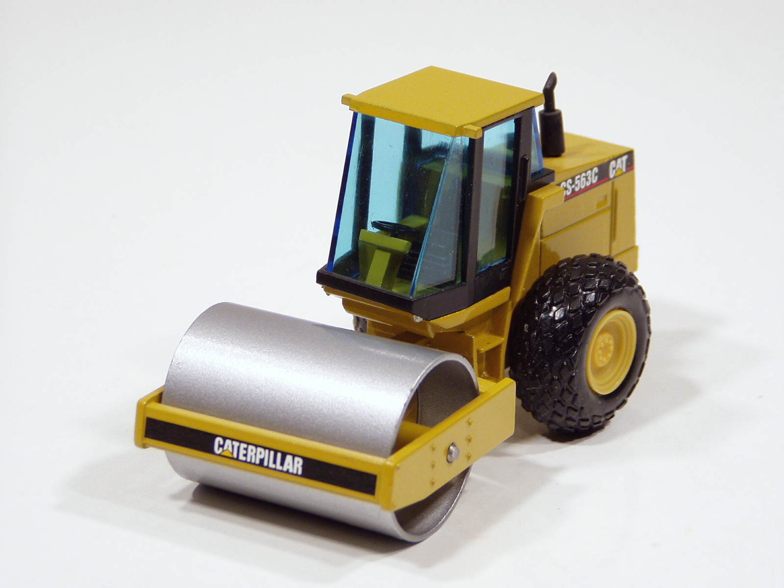 Caterpillar CS563C Roller, Cab – “LAUNCH EDITION” -1/50 – NZG #401.1 – MIB