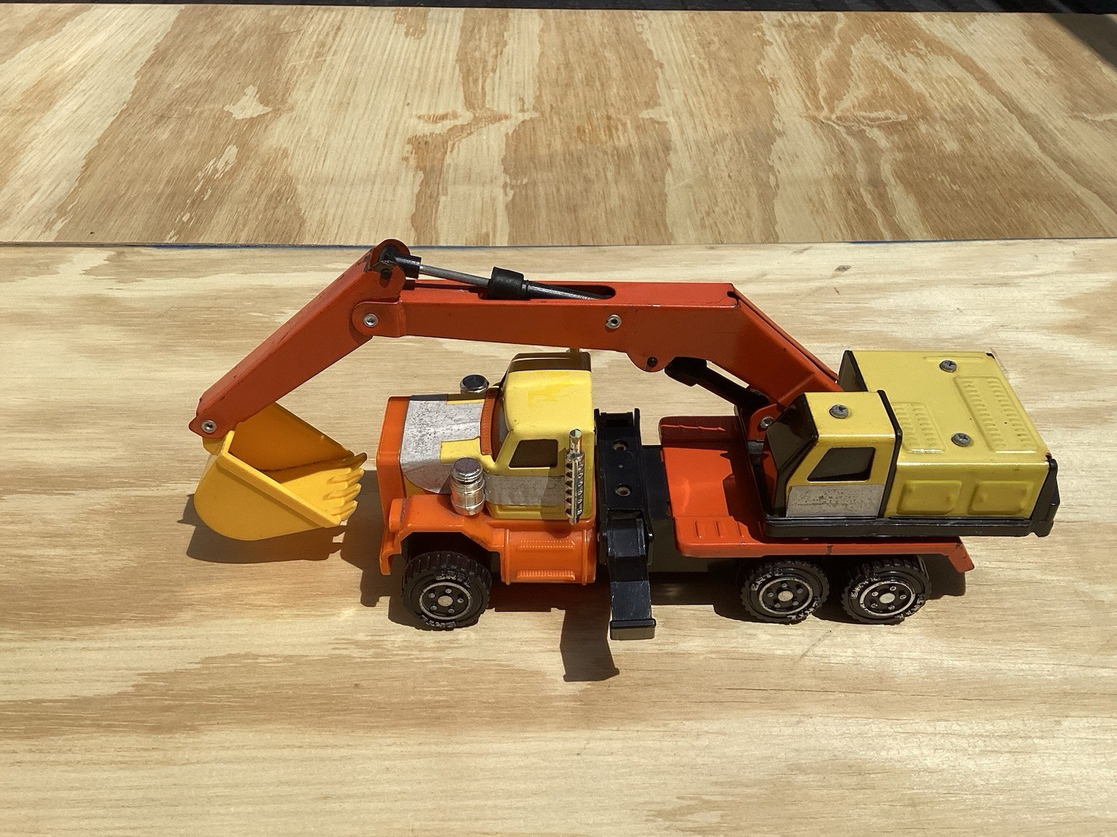 Vintage ERTL Truck With Excavator On Back Metal Shell And Articulated Arm 60/70s