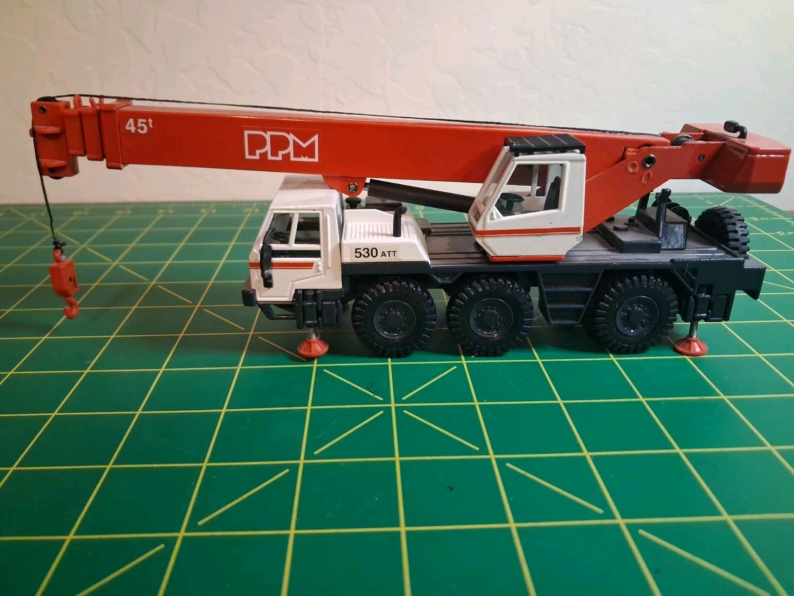 RARE 1:50 JOAL PPM 530 ATT MOBILE CRANE (WHITE/RED) -168