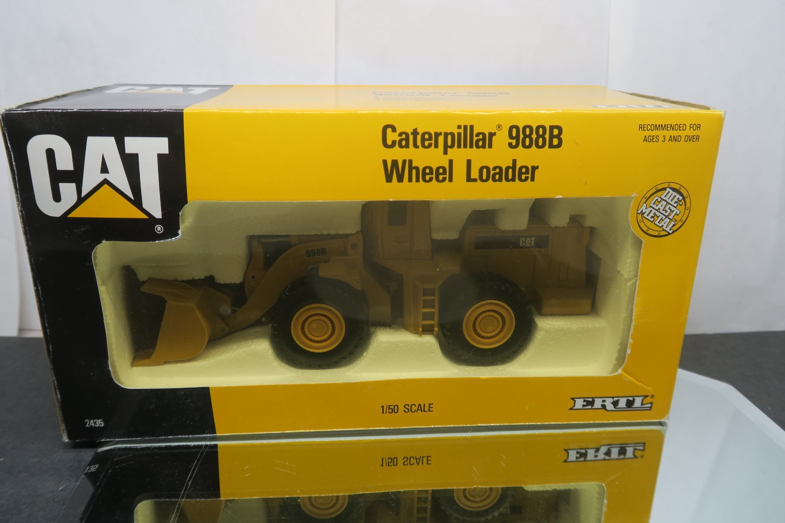 ERTL 1/50 SCALE #2435 CATERPILLAR 988B WHEEL LOADER UNUSED WITH NICE BOX!