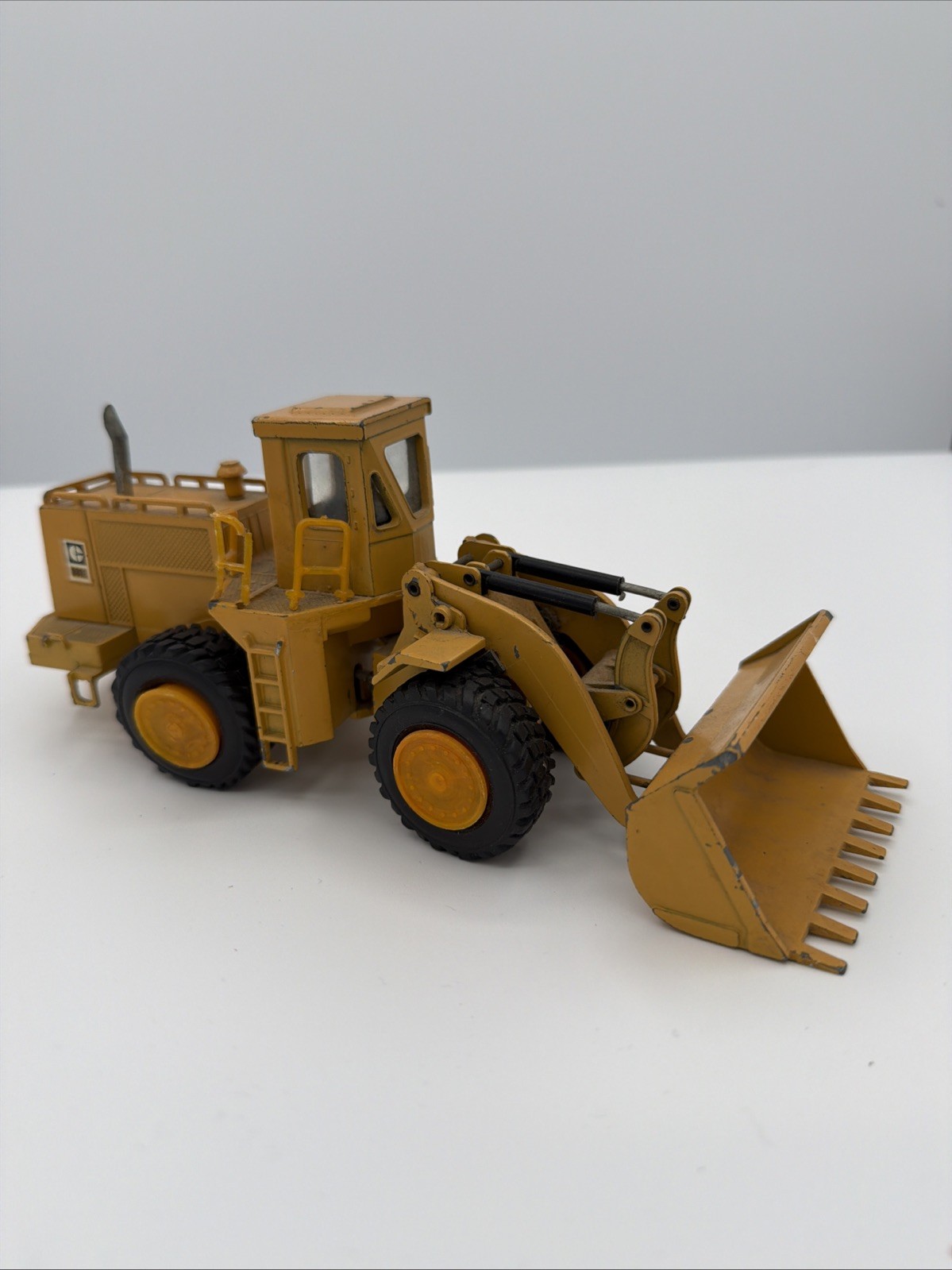 NZG No. 167 Radlader Cat 988 B Wheel Loader 1/50 Scale Die Cast Model