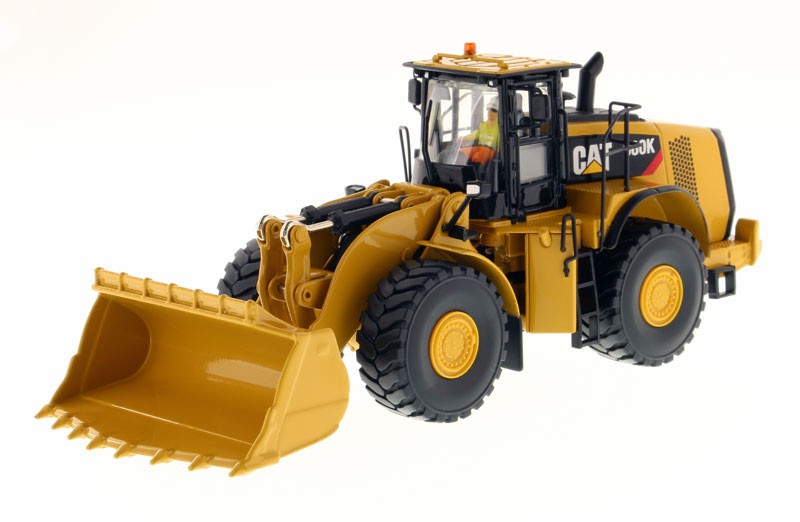 DIECAST MASTERS – CATERPILLAR 980K on tires equipped with rock bucket accompany…