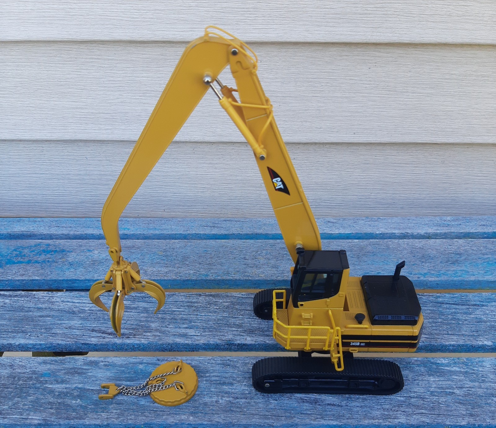 CAT345B Material Handler 1:50 Diecast Norscot Caterpillar with Claw and Magnet