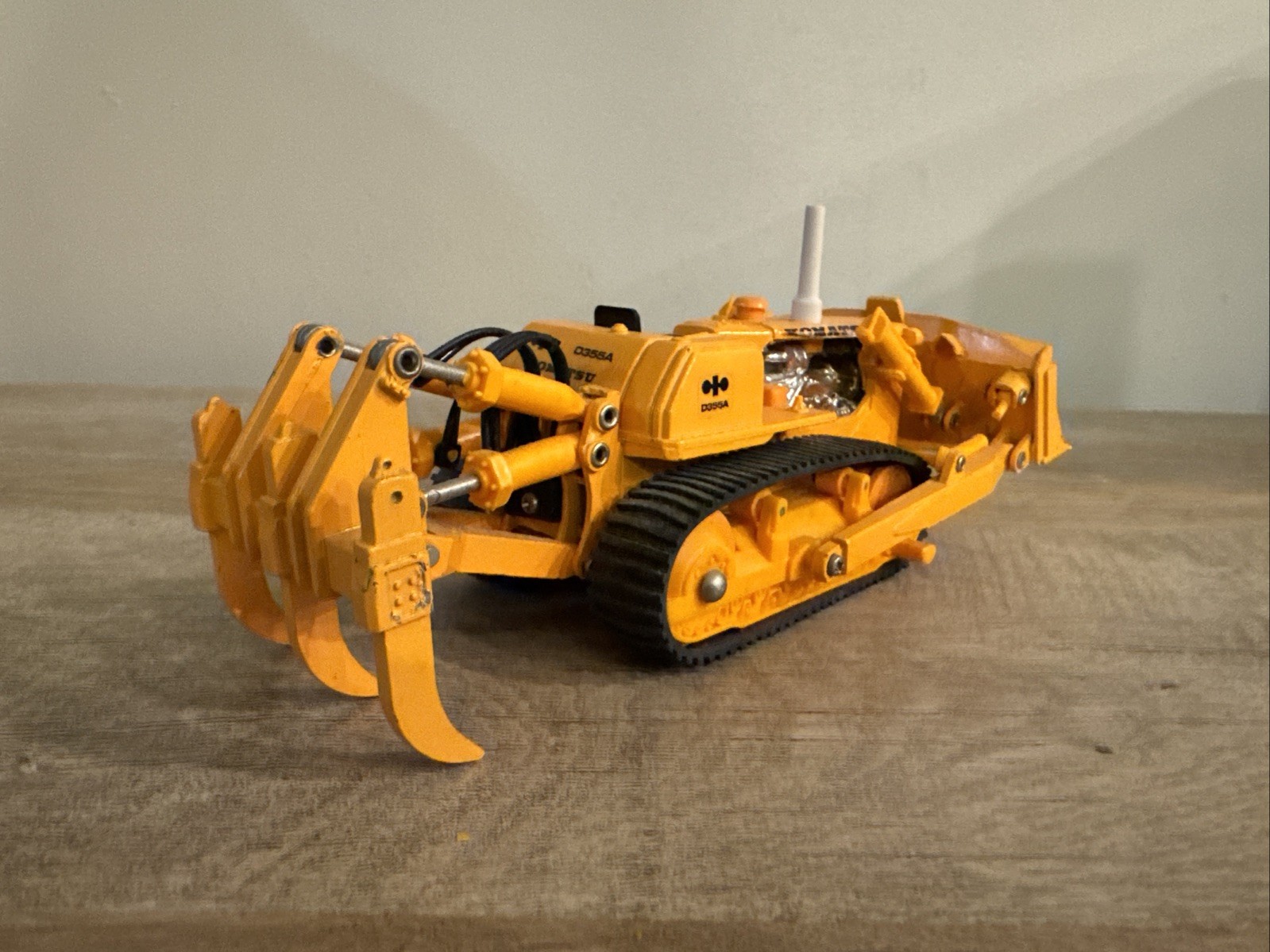 Komatsu D355A Crawler Tractor 1:50 Scale Discontinued Model Yonezawa Toys Japan