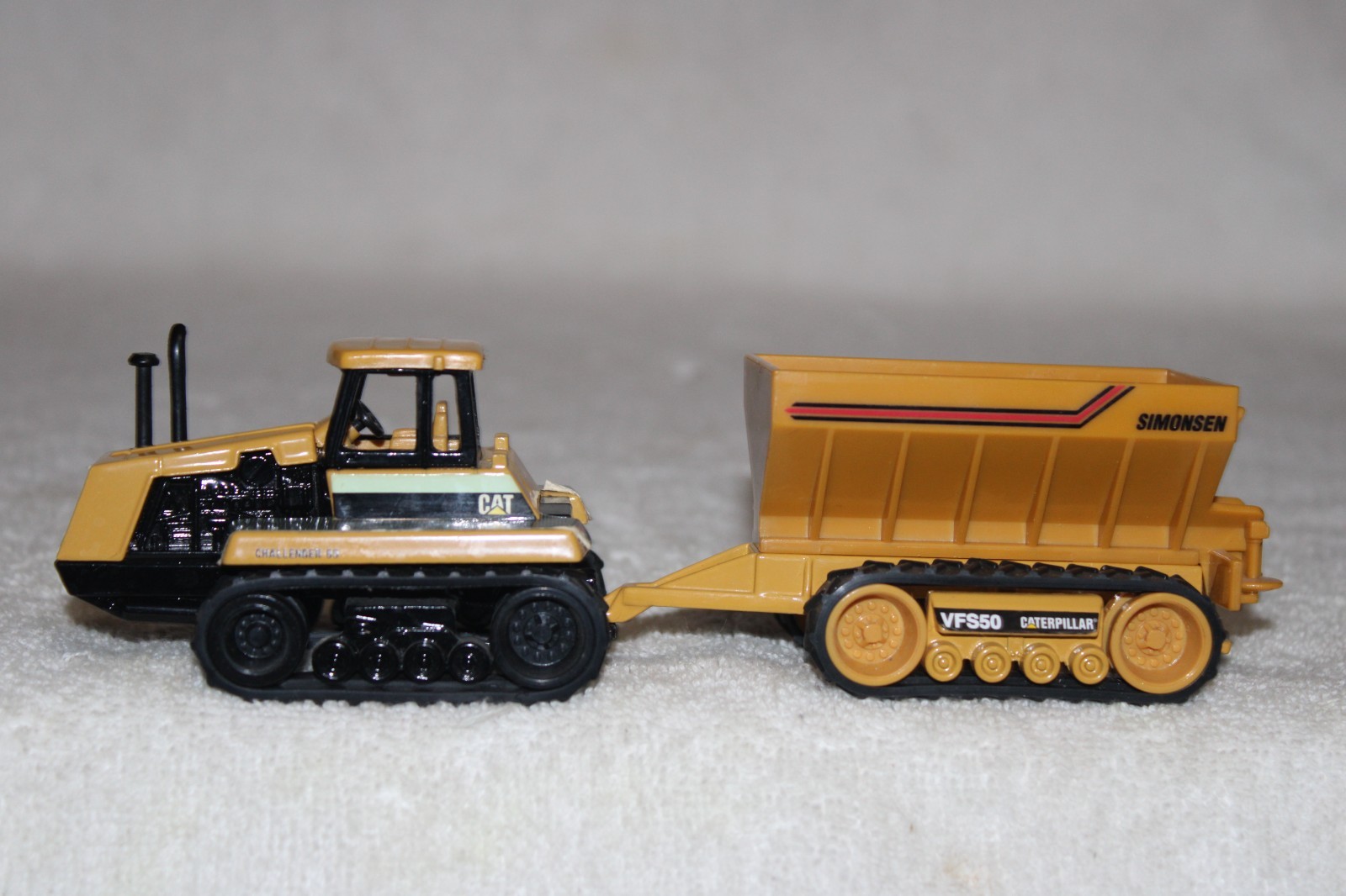 1/64 CAT CHALLENGER 65 CRAWLER & CATERPILLER VFS50 DRYFERTILIZER SPREAD