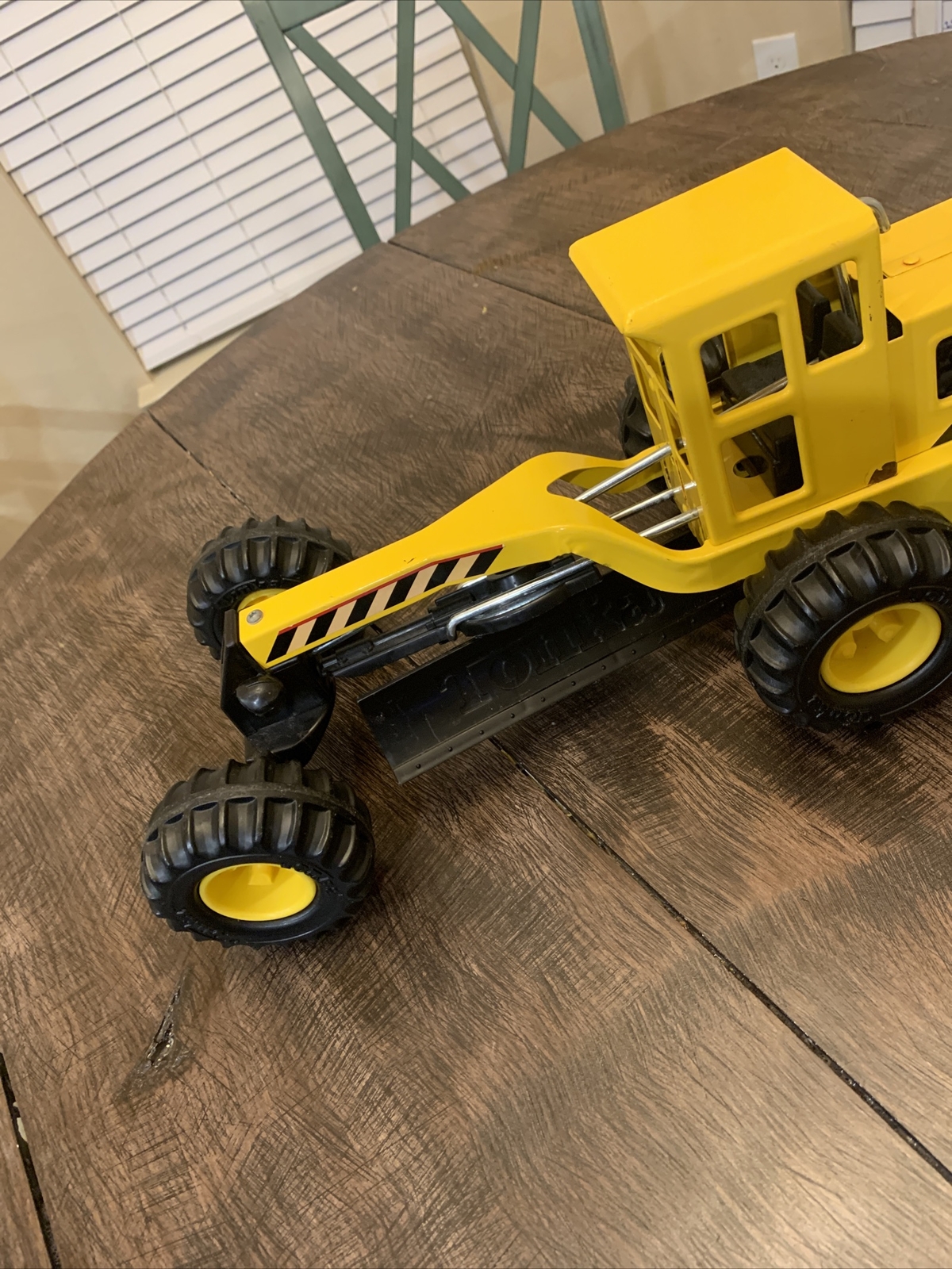 Hasbro 2012 Tonka Yellow Road Grader Pressed Steel Construction 17″ Long #92510