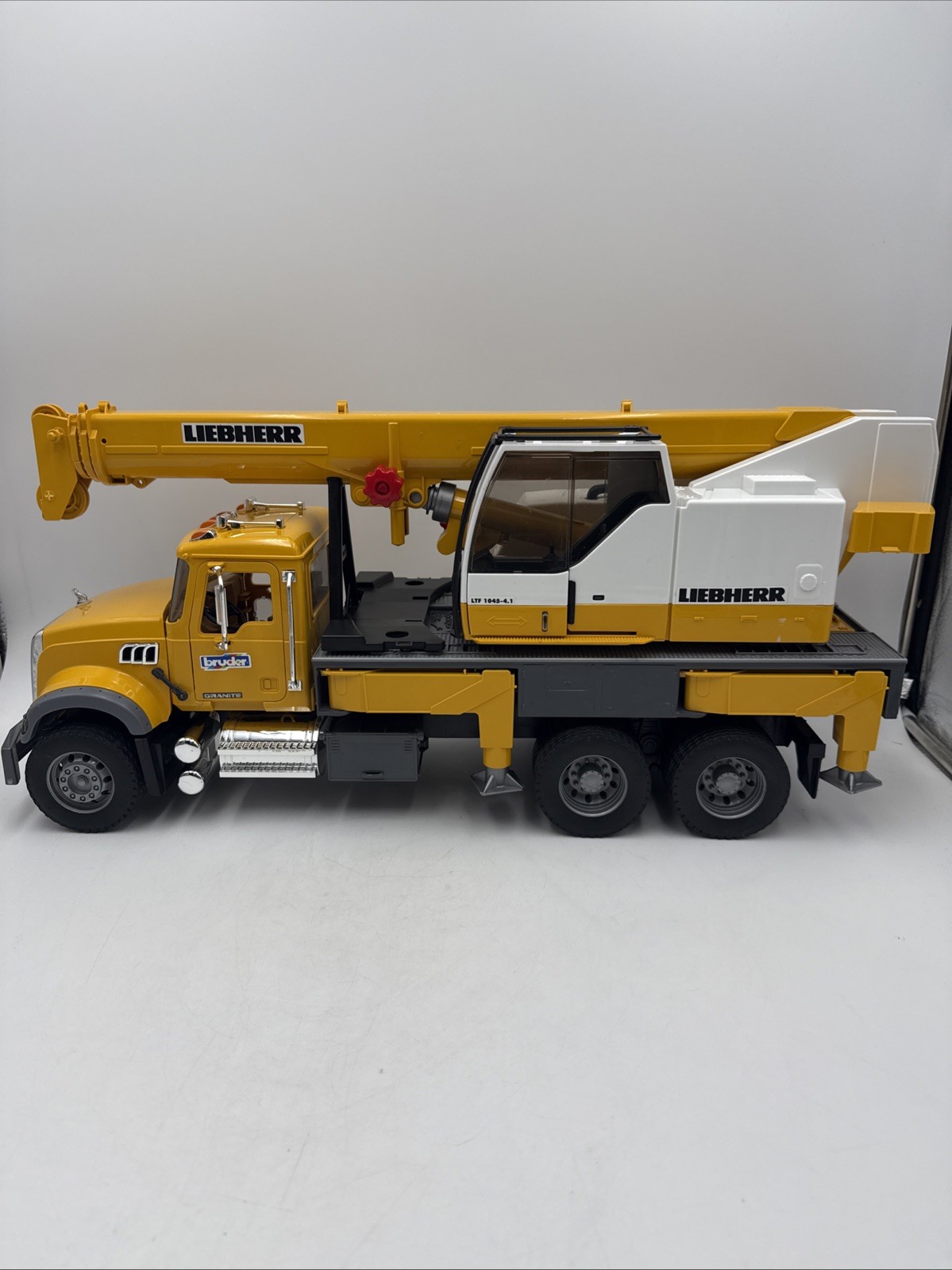 Bruder Mack Granite Liebherr Crane Truck 02818 Yellow 1:16 LTF 1045 Semi-Loader