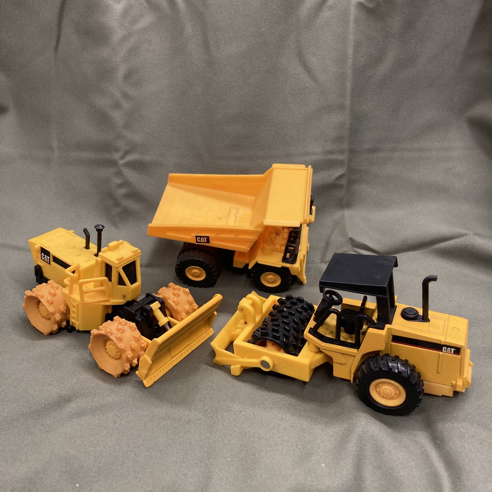 lot Of 3! 1998 Mattel Yellow Cat Bulldozer Tractor Dump Truck 1999 Compactor