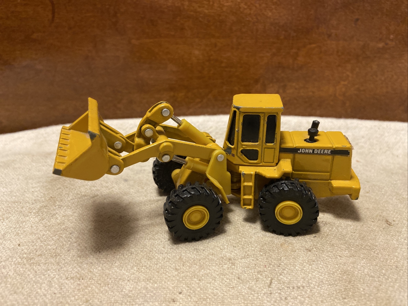 ERTL John Deere Construction Articulated Front End Loader Yellow Diecast Tractor