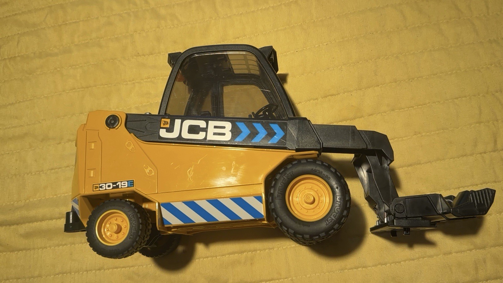 1/16 Bruder JCB Teletruk with Pallet 02512