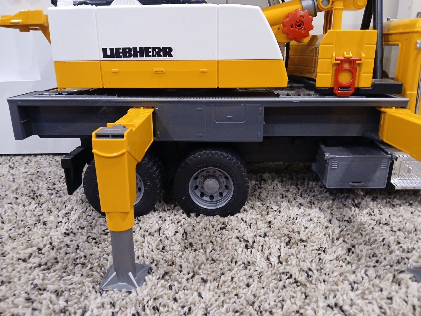 Mack Granite Liebherr Crane Truck 26″ w/ Crane Hook and Rope Bruder 2818