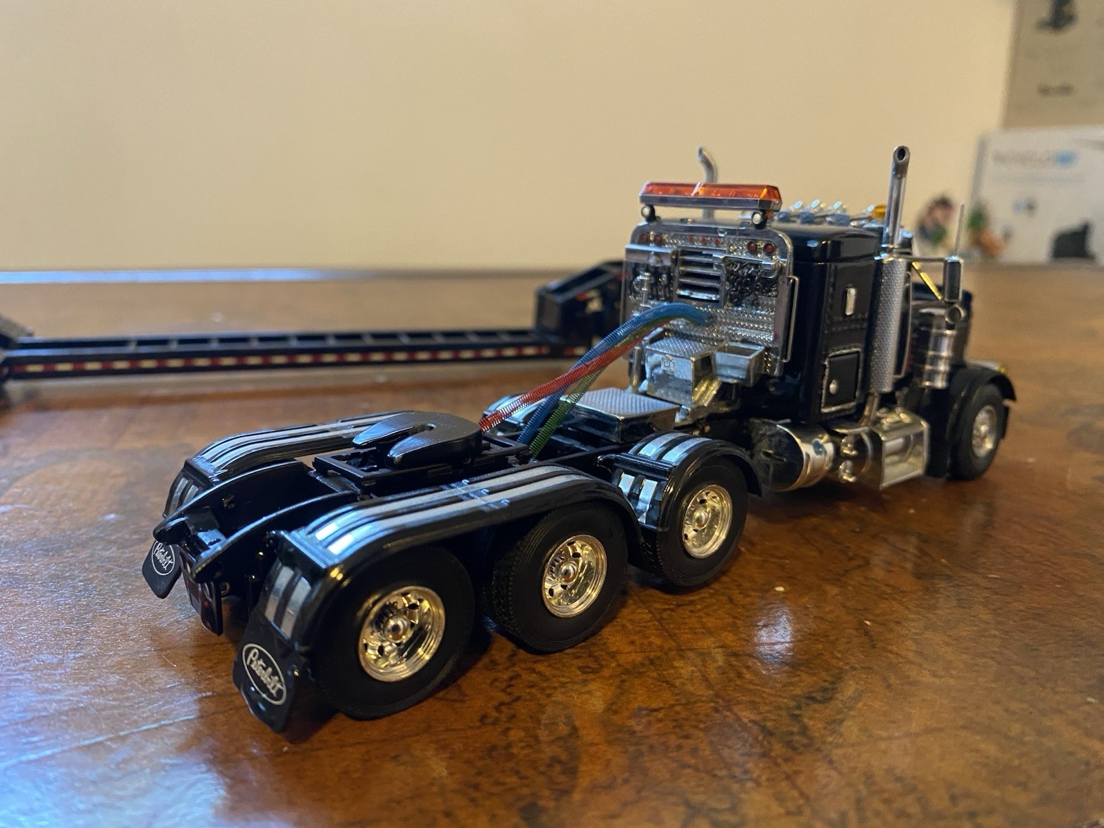 Black Custom Peterbilt Bunk 379 Custom Black Beam Dm 3x3x3 Trailer 1/50