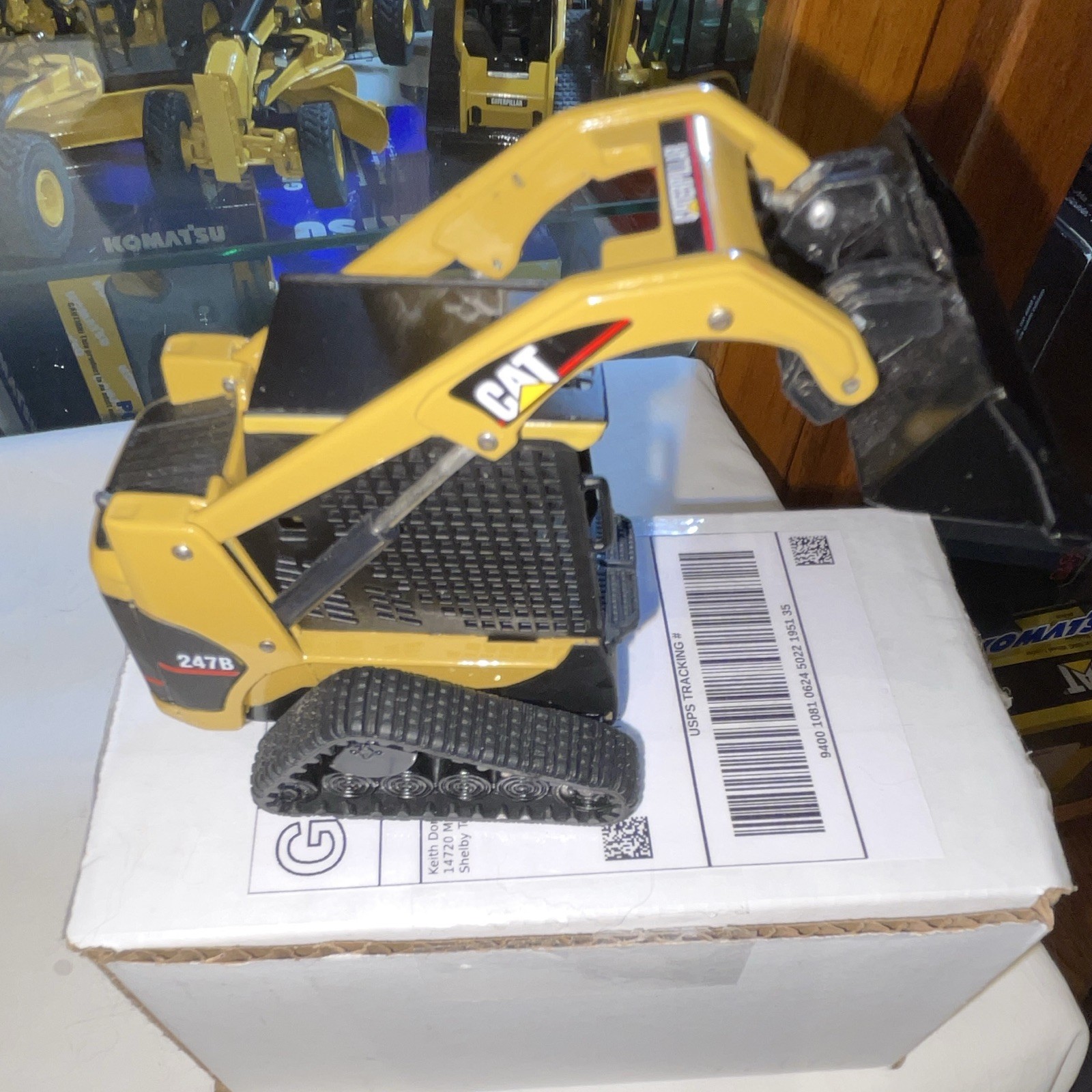 Caterpillar CAT 247B Tracked Loader Diecast Metal Model 1:32 Yellow Black