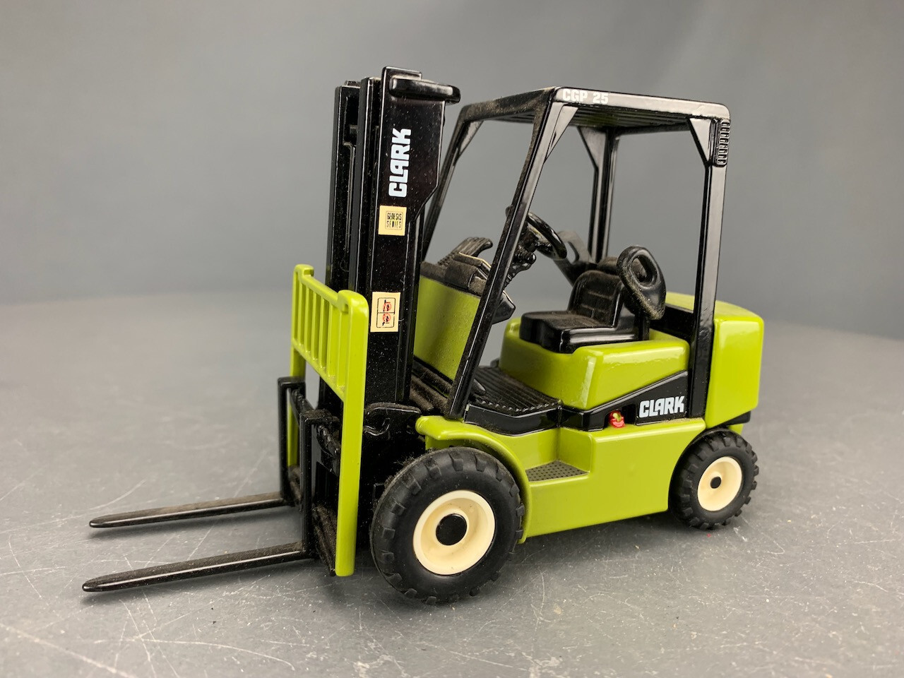 1:24 Diecast Clark CGP 25 Forklift D1453