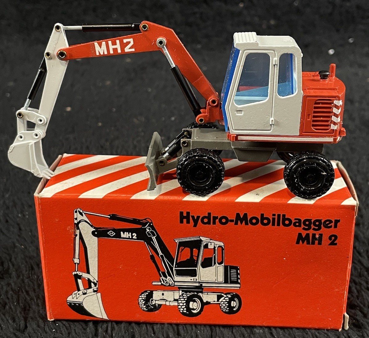 NZG No. 287 O&K Hydro Mobile Excavator MH2 – 1:50 Diecast in Box – Orenstein