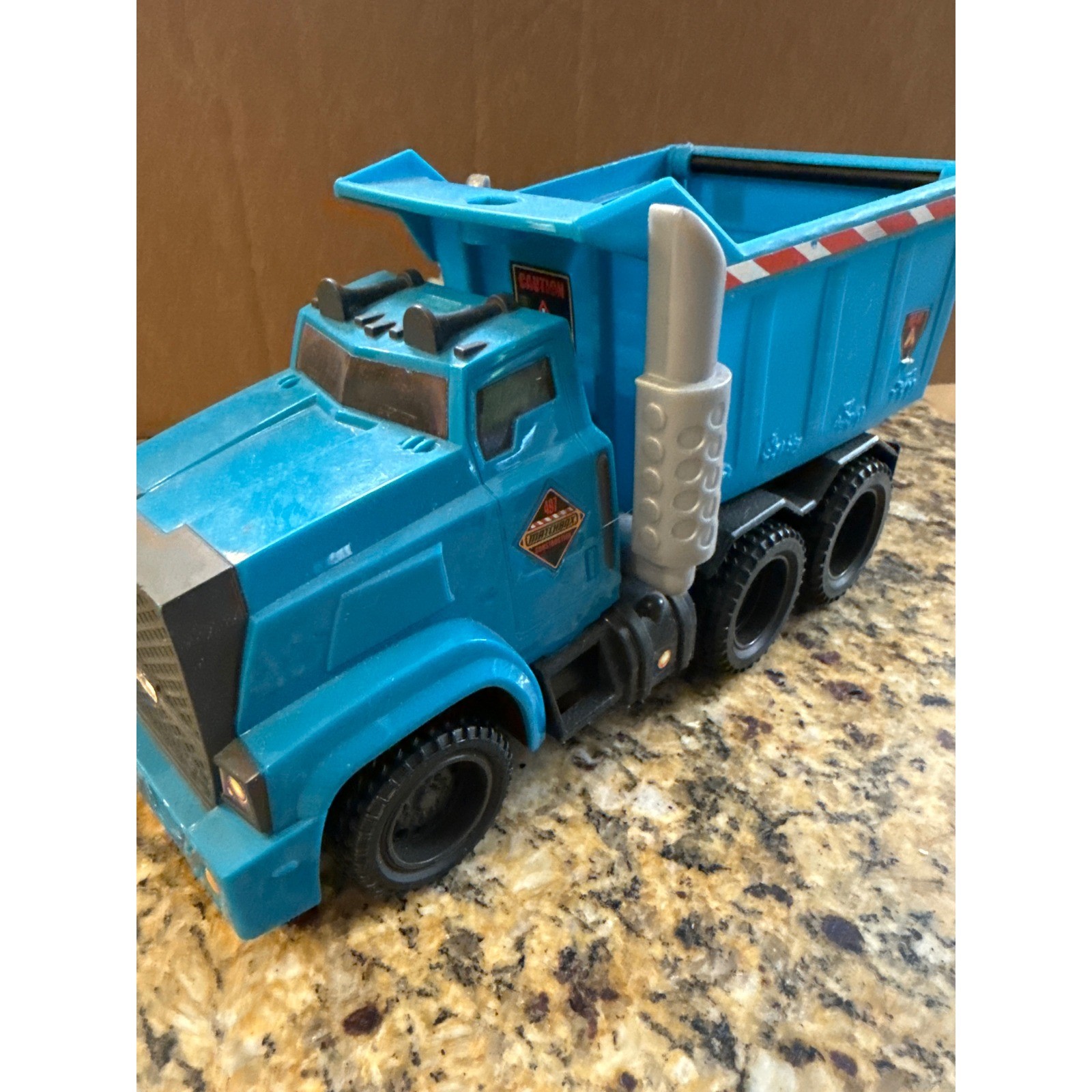 Matchbox Construction Unit 497 Blue Dump Truck Toy Vehicle with Tilting Bed