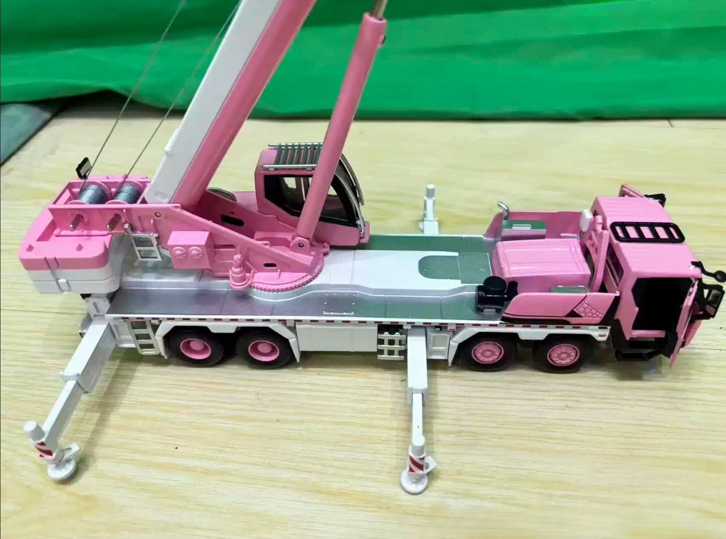 1/50 Scale XCMG XCT50G5-1 Truck Crane Pink Diecast Model Toy Collection Gift