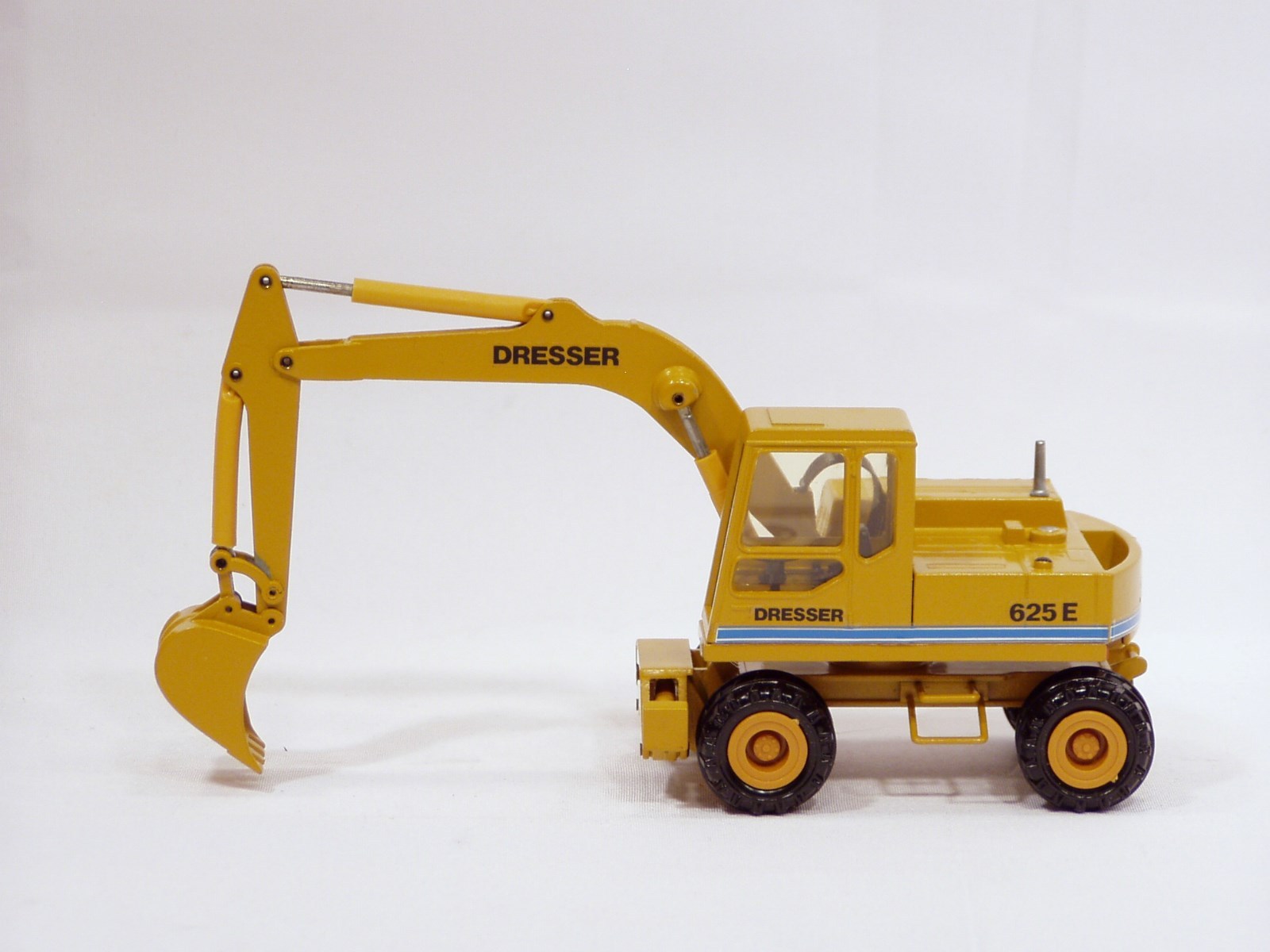Dresser 625E Wheel Excavator – 1/50 – Conrad #2818 – No Box