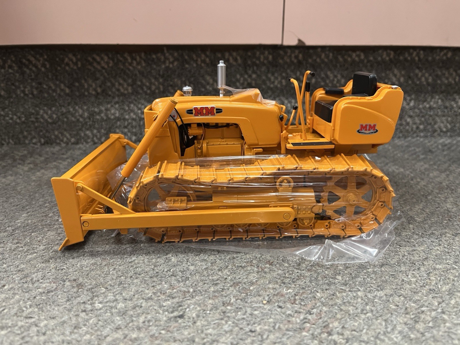 * SPECCAST 1/16 MINNEAPOLIS-MOLINE TWO STAR CRAWLER W/BLADE DIECAST *ST