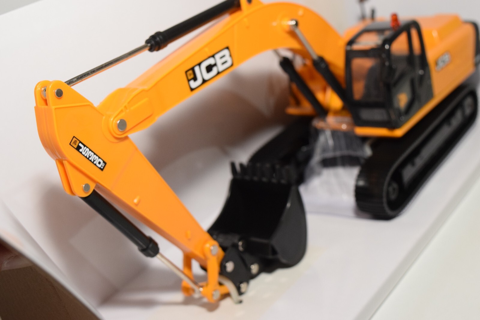 B4 1:32 BRITAINS JCB JS330 JS 330 TRACKED EXCAVATOR CRANE MIB VERY RARE!